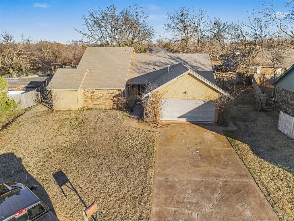 Photo 2 — 12108 Robinwood Place, Oklahoma City, OK 73120