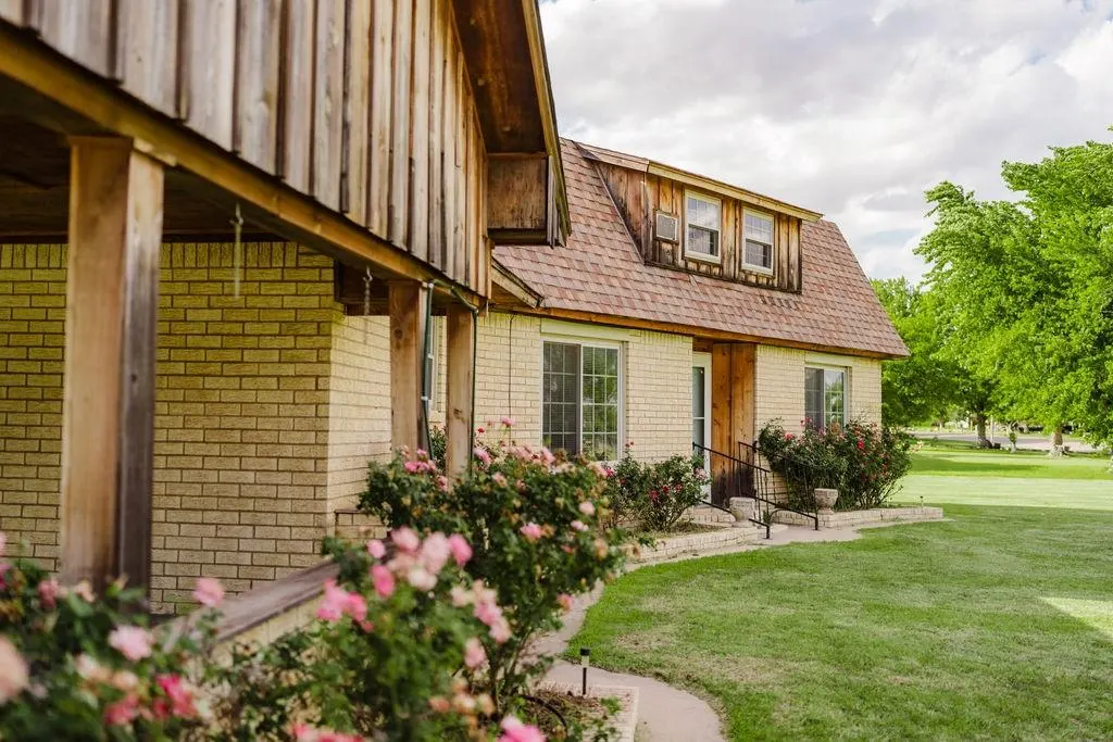 Photo 3 — 503 N Sheb Wooley Avenue, Erick, OK 73645