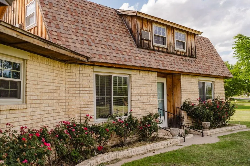 Photo 4 — 503 N Sheb Wooley Avenue, Erick, OK 73645