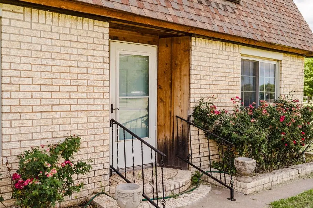 Photo 5 — 503 N Sheb Wooley Avenue, Erick, OK 73645