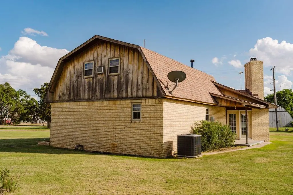 Photo 40 — 503 N Sheb Wooley Avenue, Erick, OK 73645
