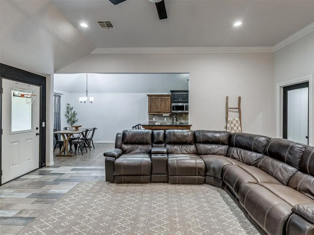 Photo 14 — 3209 SE 33rd Street, Moore, OK 73160