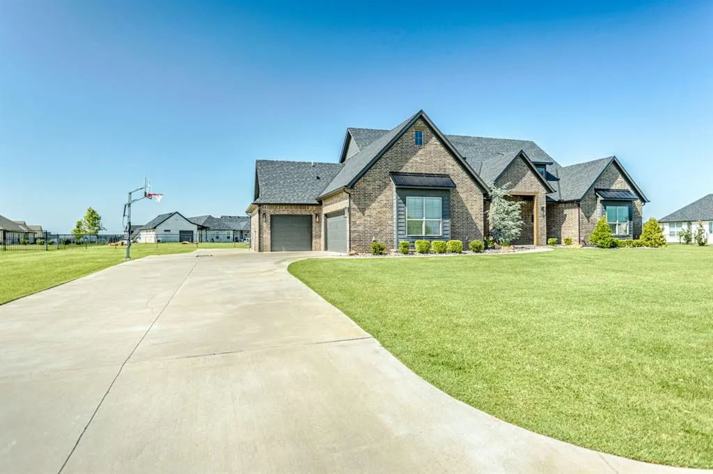 Photo 2 — 10028 Lacewood Drive, Edmond, OK 73025