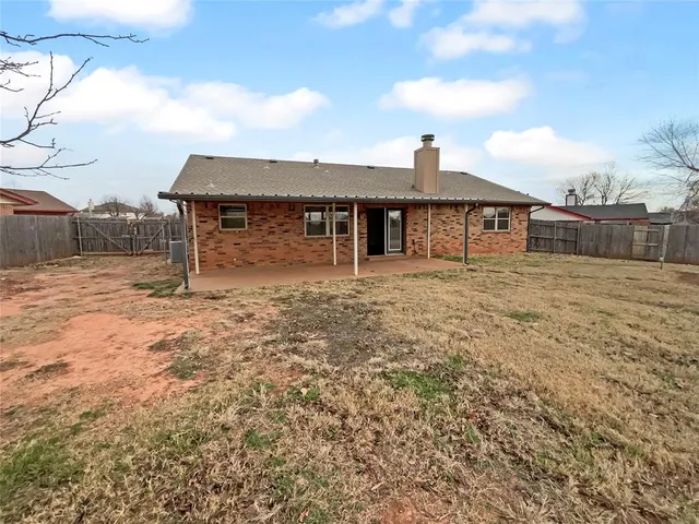 Photo 5 — 10217 S Hillcrest Drive, Oklahoma City, OK 73159