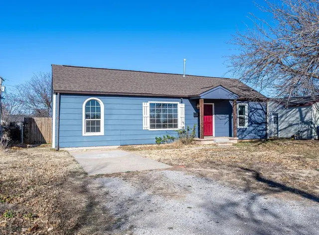 Photo 2 — 631 W 10th Street, Cordell, OK 73632