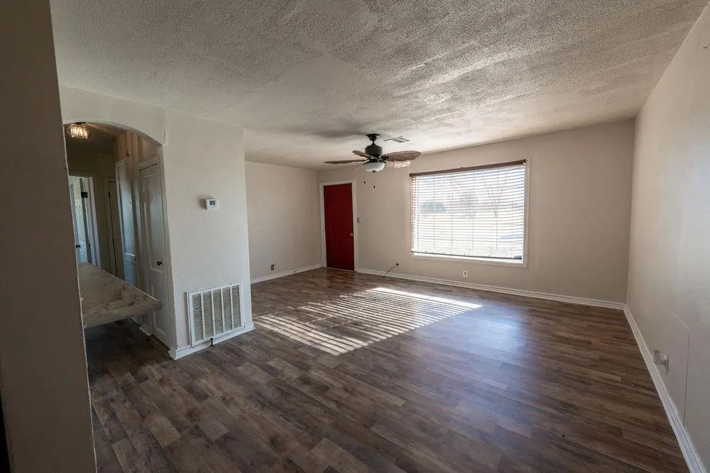 Photo 3 — 631 W 10th Street, Cordell, OK 73632