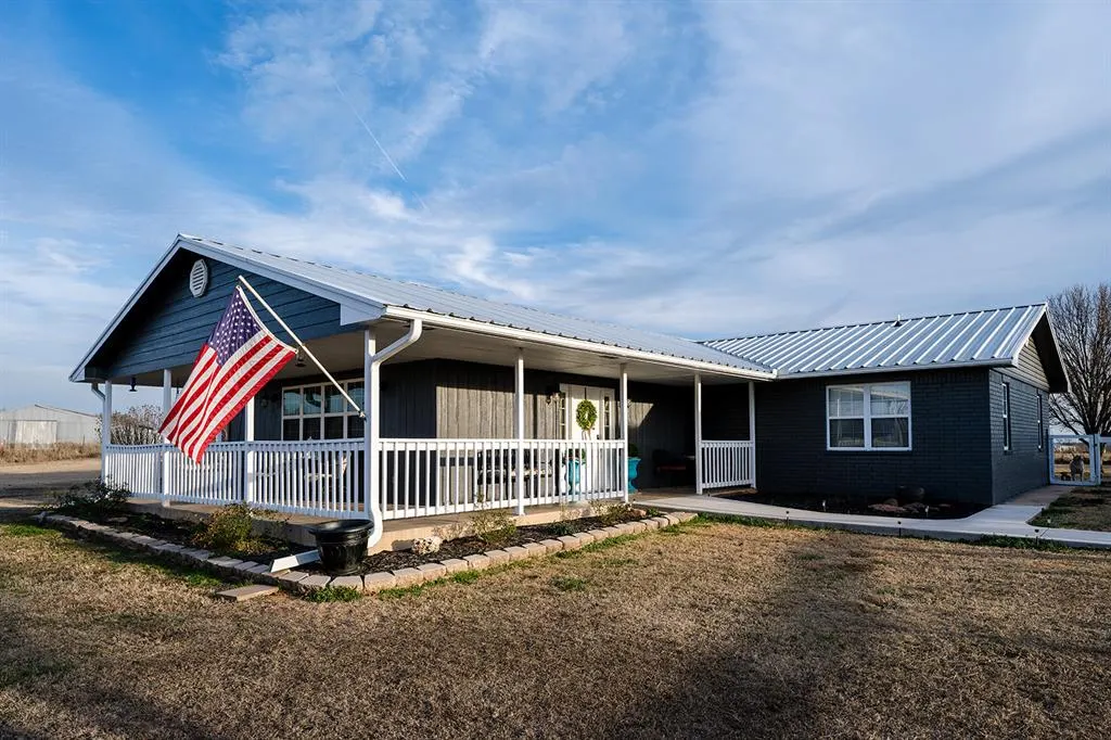 Photo 2 — 32204 E County Road 1497, Paoli, OK 73074