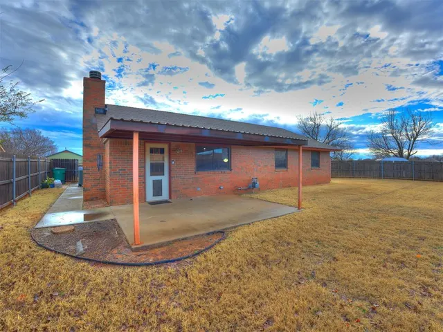 Photo 5 — 10215 S Hillcrest Drive, Oklahoma City, OK 73159