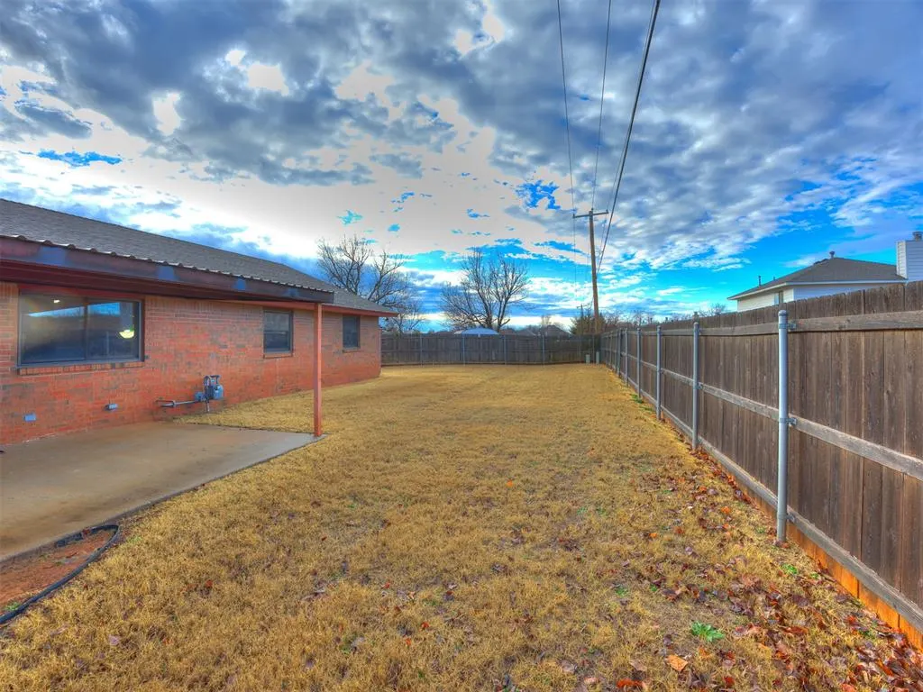 Photo 6 — 10215 S Hillcrest Drive, Oklahoma City, OK 73159