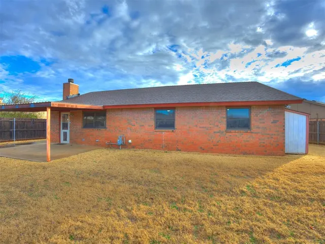 Photo 7 — 10215 S Hillcrest Drive, Oklahoma City, OK 73159