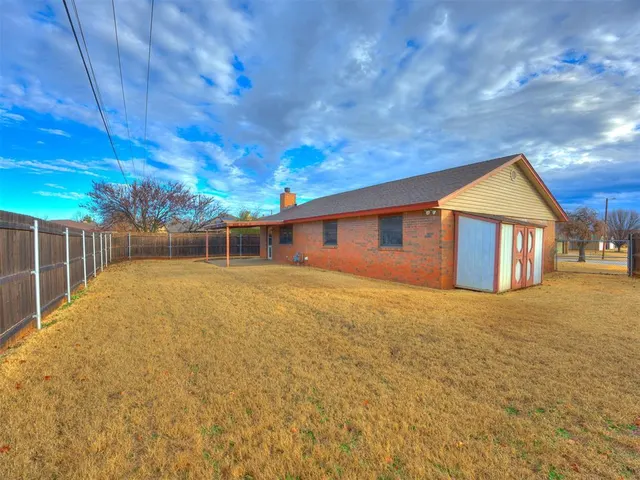 Photo 8 — 10215 S Hillcrest Drive, Oklahoma City, OK 73159