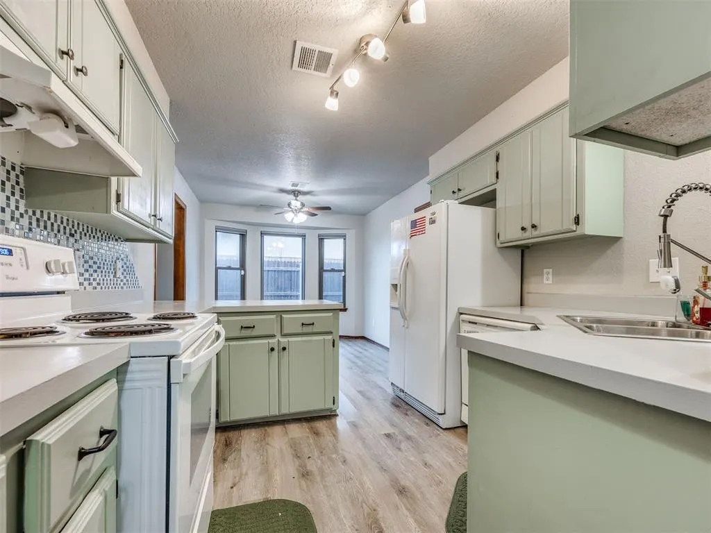Photo 11 — 10215 S Hillcrest Drive, Oklahoma City, OK 73159