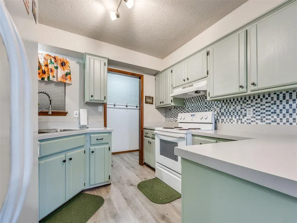 Photo 12 — 10215 S Hillcrest Drive, Oklahoma City, OK 73159