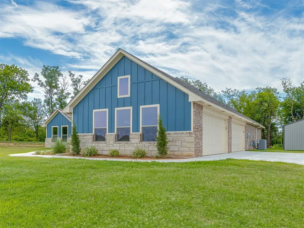 Photo 2 — 10116 Hamilton Drive, Oklahoma City, OK 73169