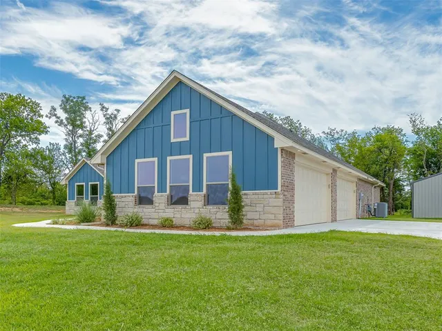 Photo 2 — 10116 Hamilton Drive, Oklahoma City, OK 73169