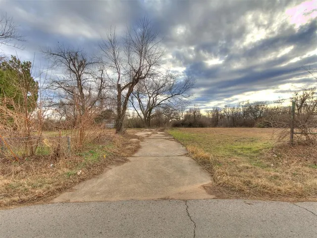 Photo 3 — 727 W Ford Street, Shawnee, OK 74801