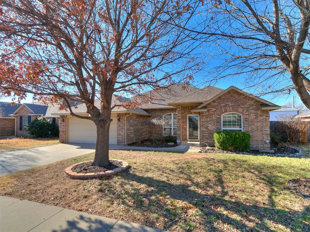 Front exterior — 1905 Breakers West Boulevard, Yukon, OK 73128