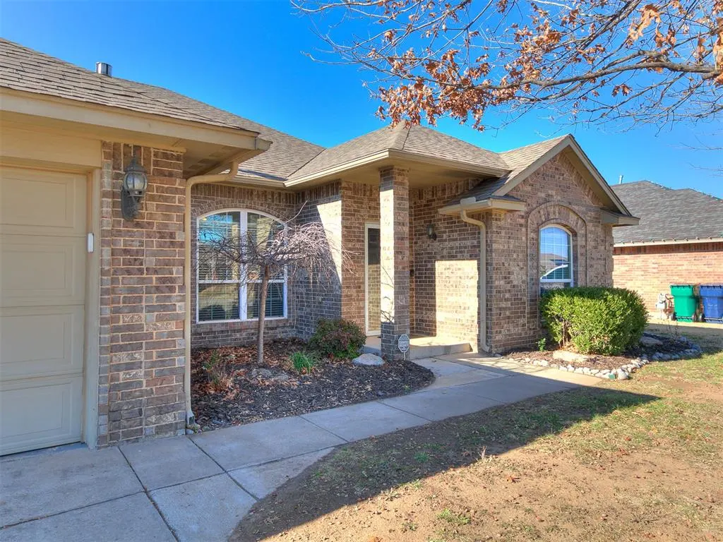 Photo 3 — 1905 Breakers West Boulevard, Yukon, OK 73128