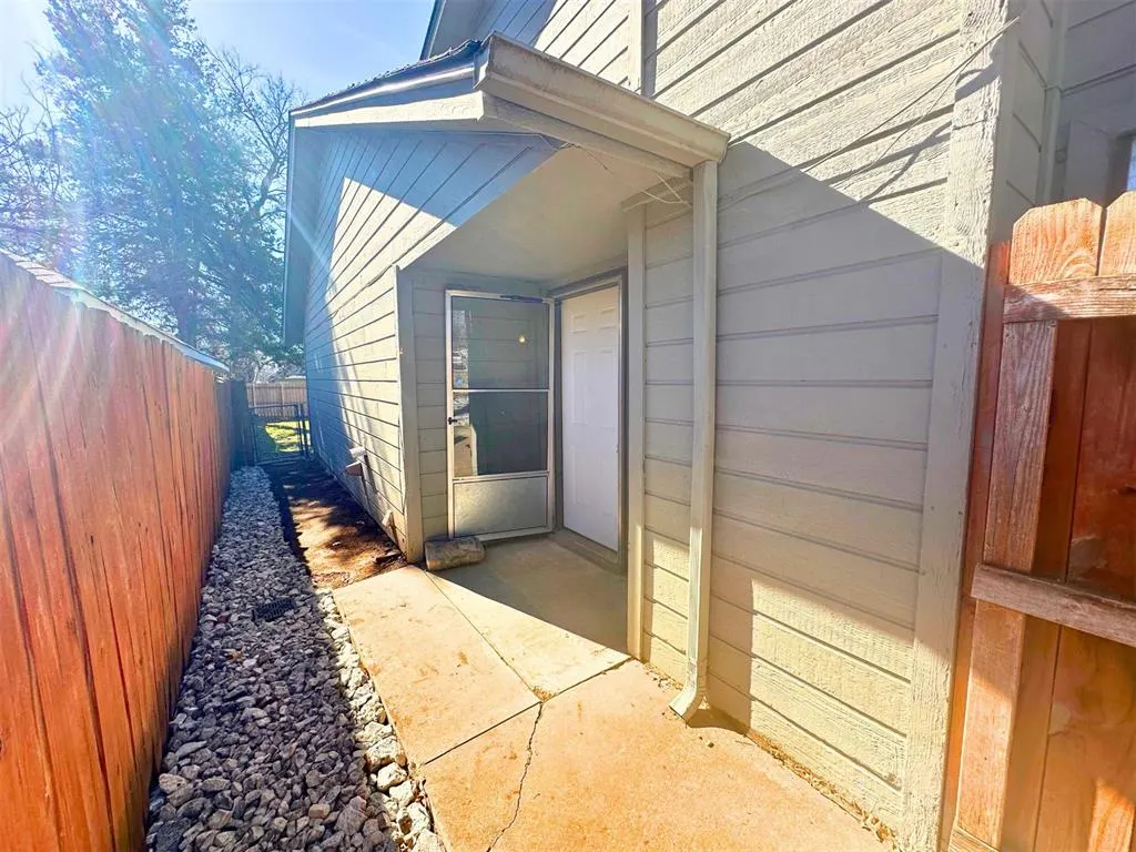 Photo 4 — 910 NW Dearborn Avenue A, Lawton, OK 73507