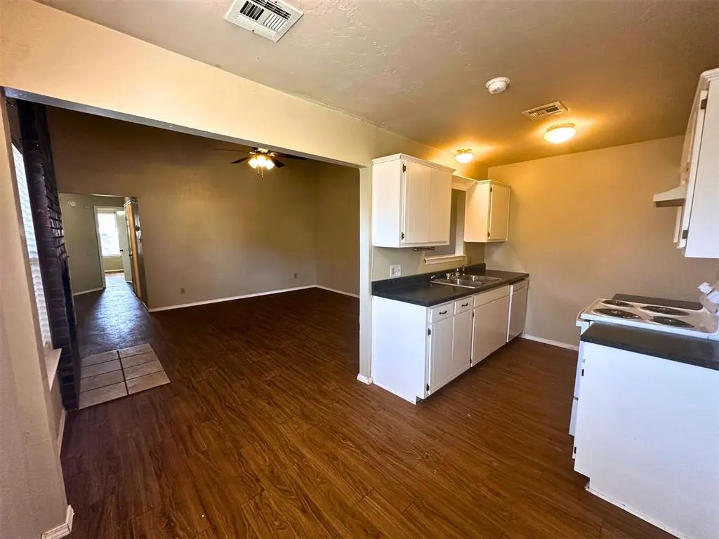 Photo 11 — 910 NW Dearborn Avenue A, Lawton, OK 73507