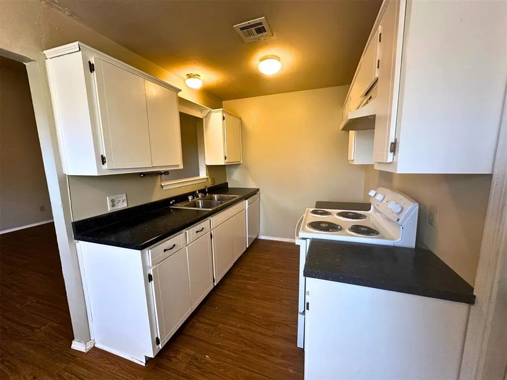 Photo 13 — 910 NW Dearborn Avenue A, Lawton, OK 73507