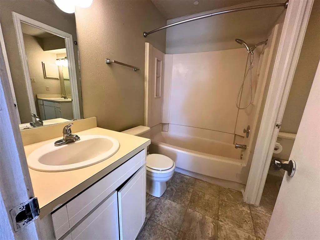 Photo 19 — 910 NW Dearborn Avenue A, Lawton, OK 73507