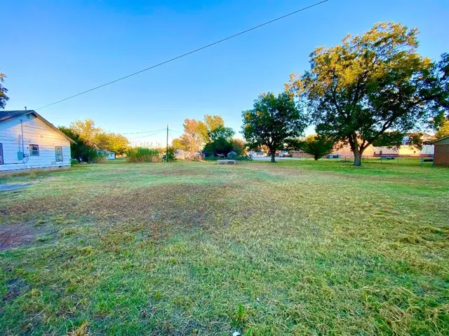Photo 5 — 414 N Hardin Street, Mangum, OK 73554