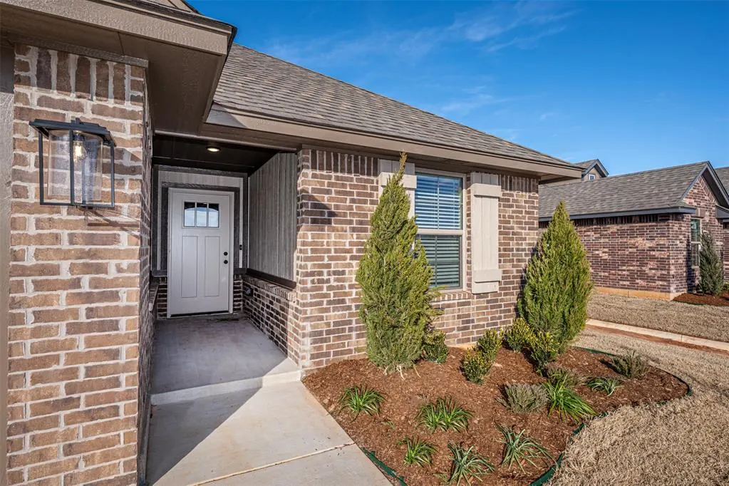 Photo 2 — 10637 SW 18 Street, Yukon, OK 73099