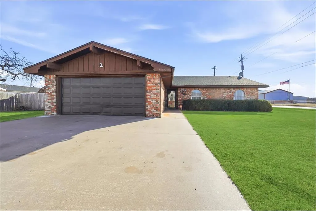 Front exterior — 405 W Adams Street, Mangum, OK 73554