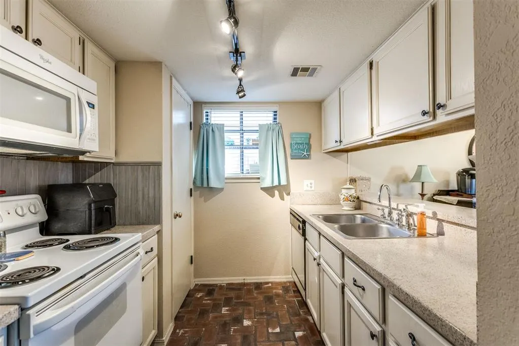 Photo 14 — 4400 Hemingway Drive 144, Oklahoma City, OK 73118