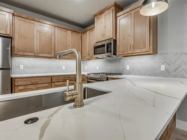 Photo 6 — 611 W 2nd Street, Edmond, OK 73003