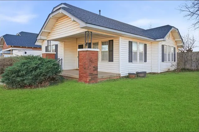Photo 2 — 329 N Bailey Street, Hobart, OK 73651