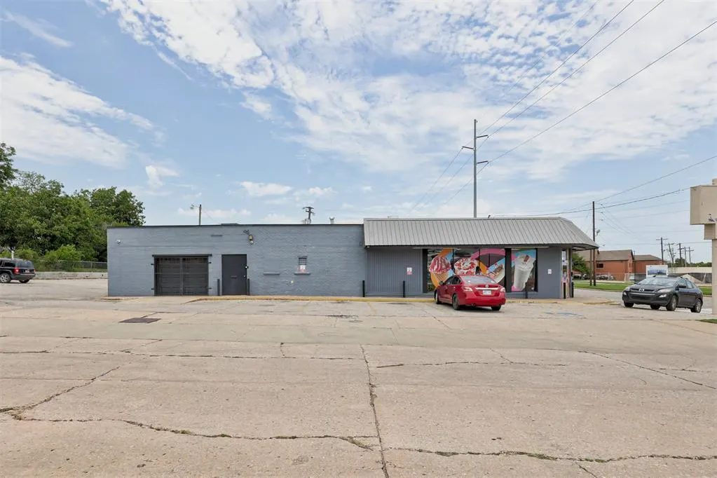 Photo 4 — 2901 N May Avenue, Oklahoma City, OK 73107