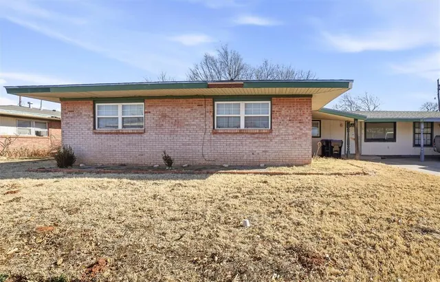 Photo 2 — 212 Iroquois Trail, Burns Flat, OK 73624