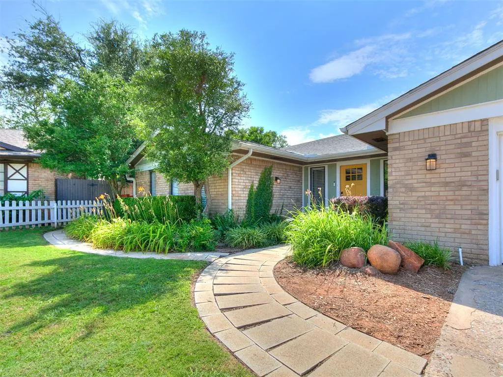 Photo 2 — 6112 Shaftsbury Road, Oklahoma City, OK 73132