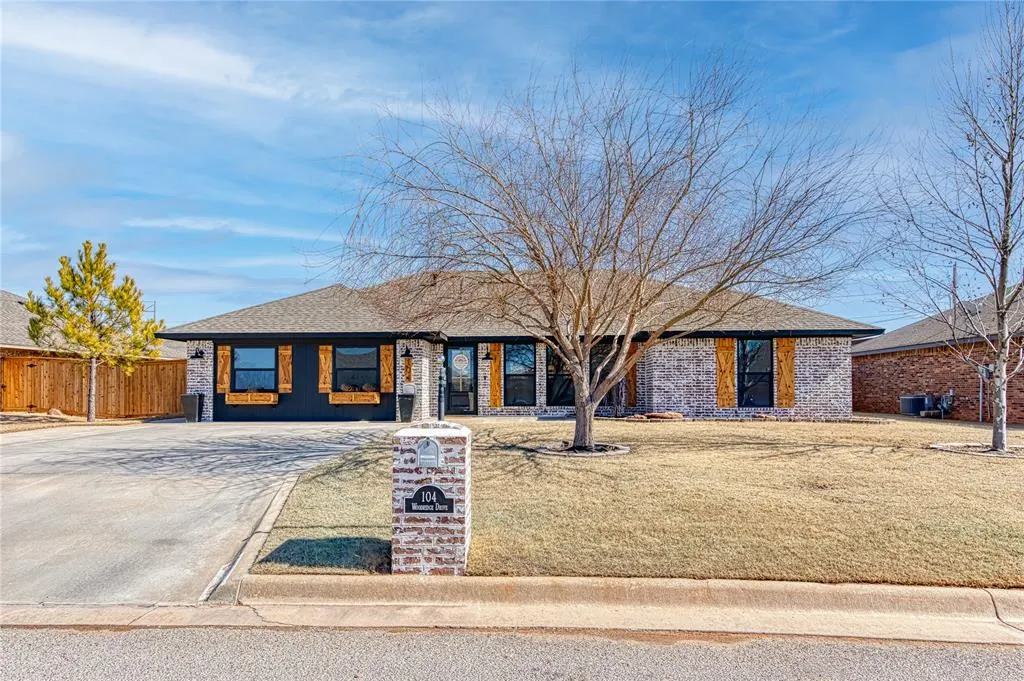 Front exterior — 104 Woodridge Drive, Elk City, OK 73644