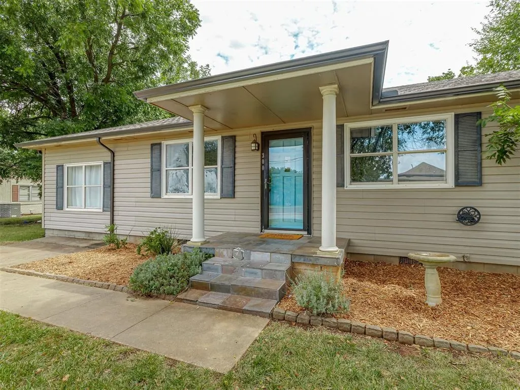 Front exterior — 300 N Fretz Avenue, Edmond, OK 73003