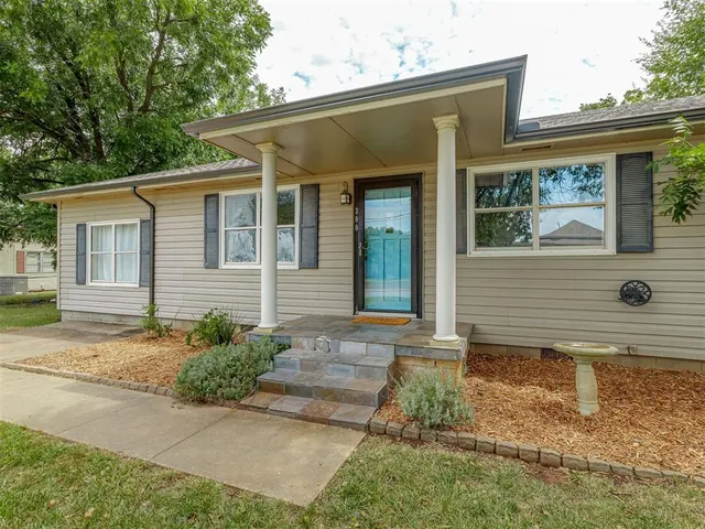 Front exterior — 300 N Fretz Avenue, Edmond, OK 73003