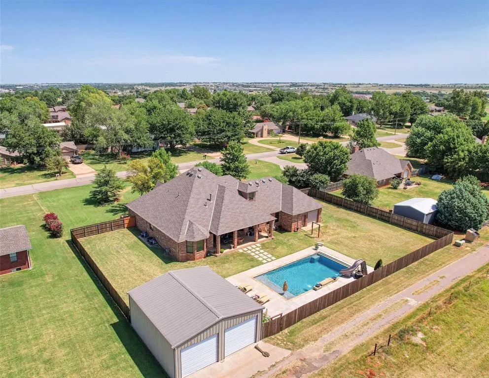 Front exterior — 316 W Lakeview Drive, Elk City, OK 73644