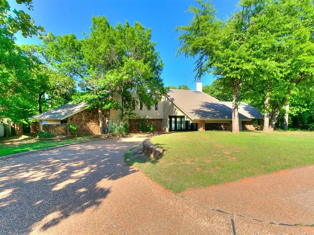 Photo 2 — 913 Oak Tree Drive, Edmond, OK 73025