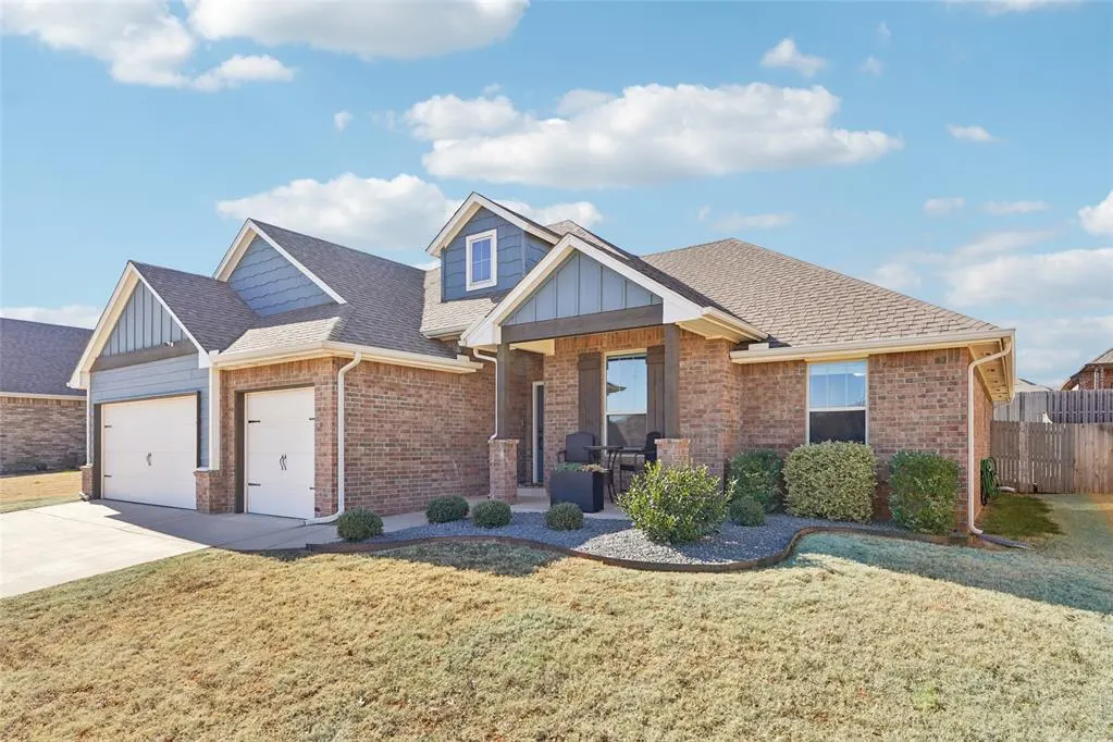 Photo 2 — 1405 N Storybrook Terrace, Mustang, OK 73064