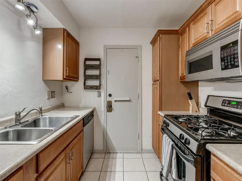 Photo 6 — 6742 N Meridian Avenue, Oklahoma City, OK 73116