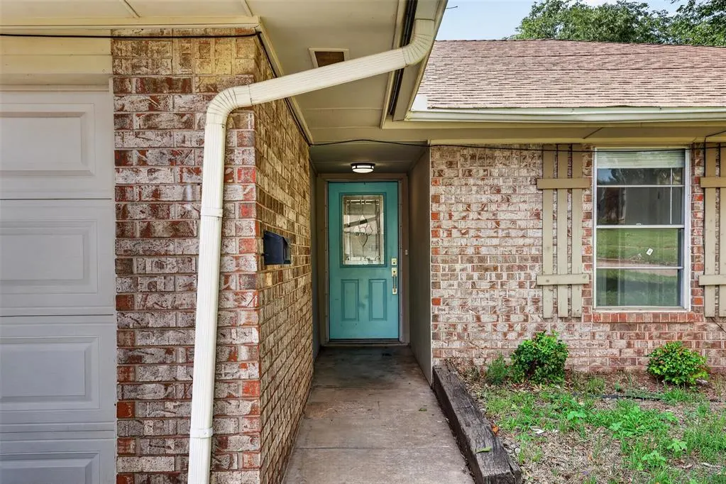Photo 2 — 1015 Crown Drive, Edmond, OK 73034