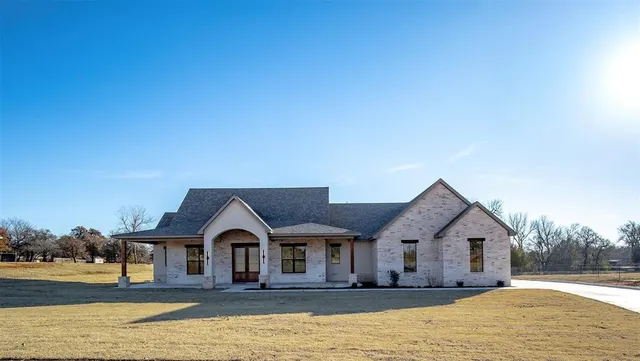 Front exterior — 160 Meadow Lark Lane, Blanchard, OK 73010