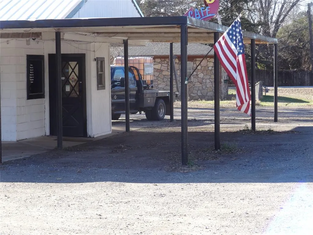 Photo 2 — 416 E Apache Trail Road, Apache, OK 73006