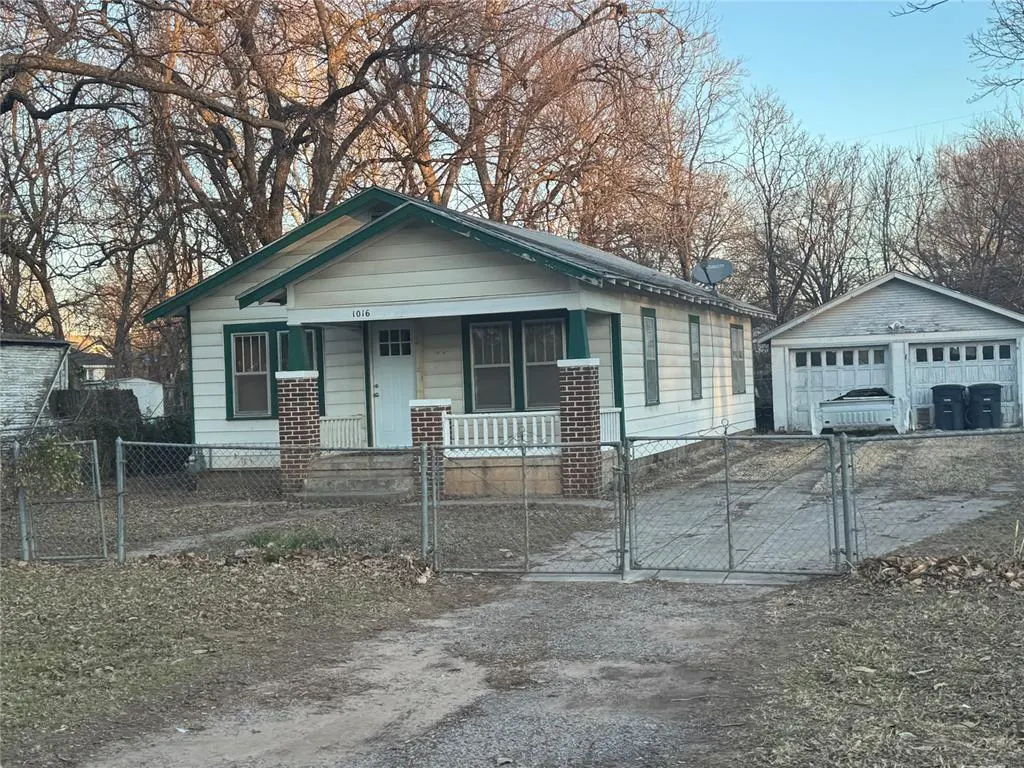 Front exterior — 1016 E 10th Street, Shawnee, OK 74801