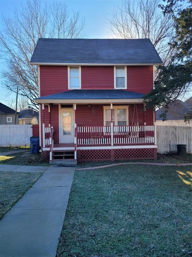 Photo 2 — 402 S 2nd Street, Guthrie, OK 73044