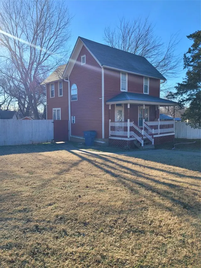 Photo 3 — 402 S 2nd Street, Guthrie, OK 73044