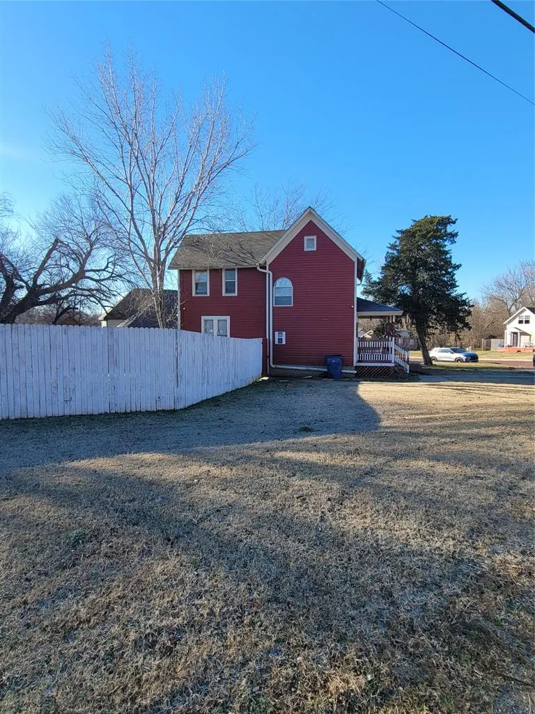 Photo 4 — 402 S 2nd Street, Guthrie, OK 73044