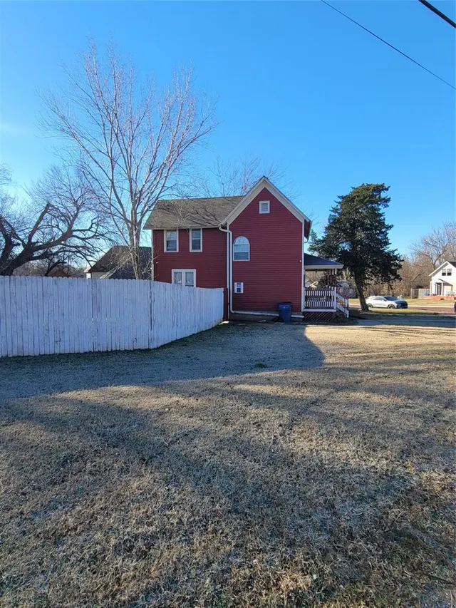Photo 4 — 402 S 2nd Street, Guthrie, OK 73044